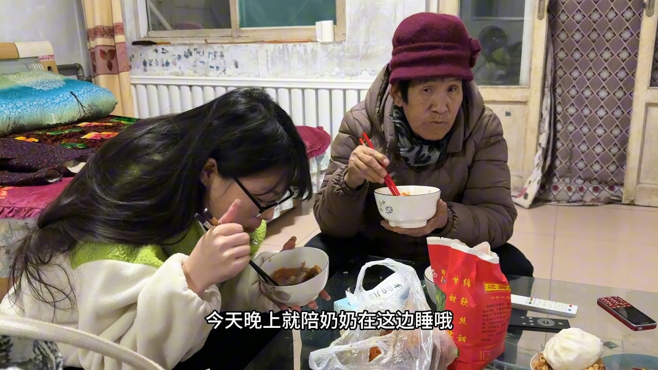 今晚老妈给炖了大锅菜，狗狗也吃上了土鸡蛋炒饭！