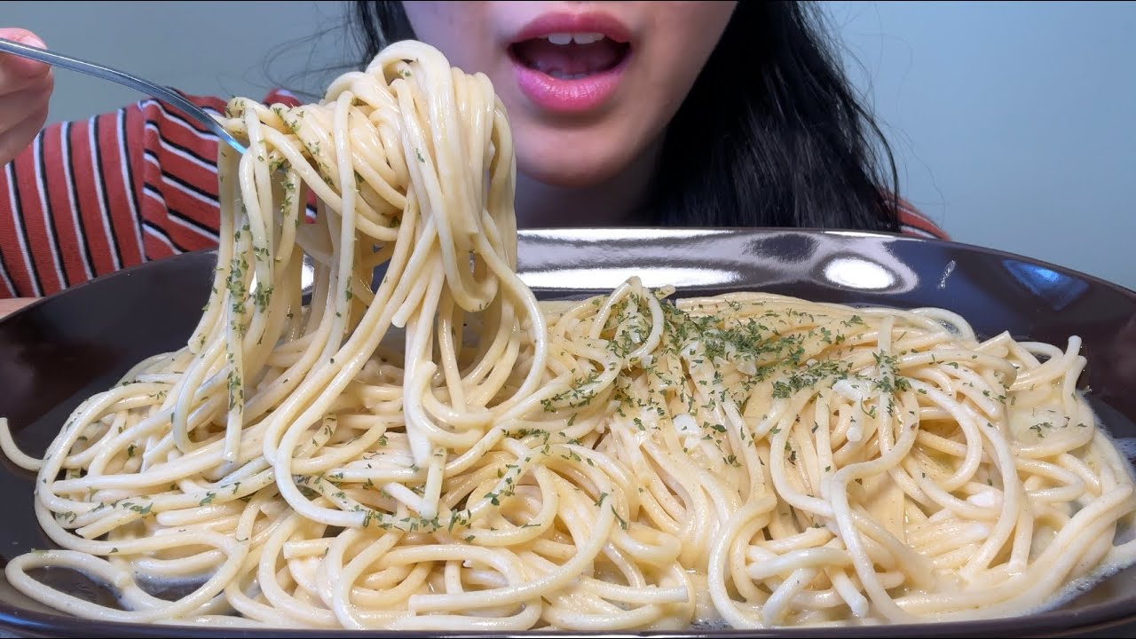 ASMR CREAMY GARLIC PASTA *EATING SOUNDS* 蒜香奶油意面声控吃播|YingBao ASMR