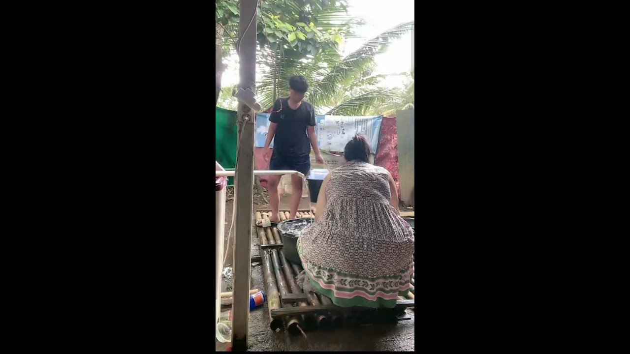 help the boy wash the dishes after finishing selling