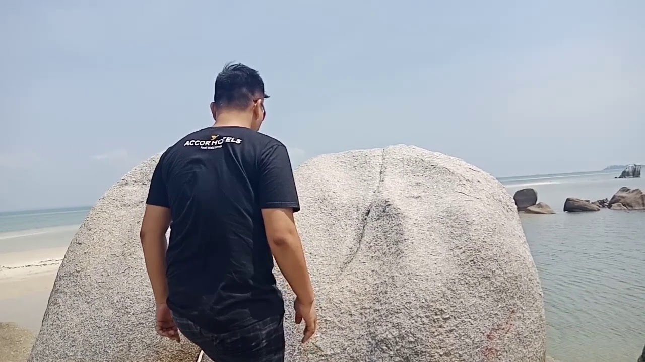 Cerita dari Bangka : Pantai Romodong