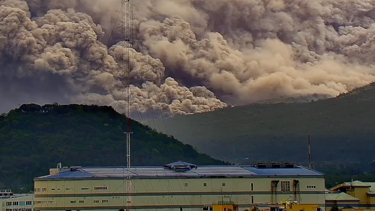 Large Pyroclastic Flow Races Down Mayon Volcano &mdash; Ash Sweeps Across Slopes (May 2, 2026)