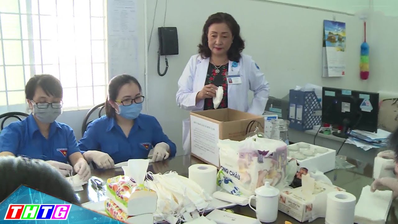 Bệnh viện Phụ sản Tiền Giang làm khẩu trang phát miễn phí cho thân nhân sản phụ đến bệnh viện