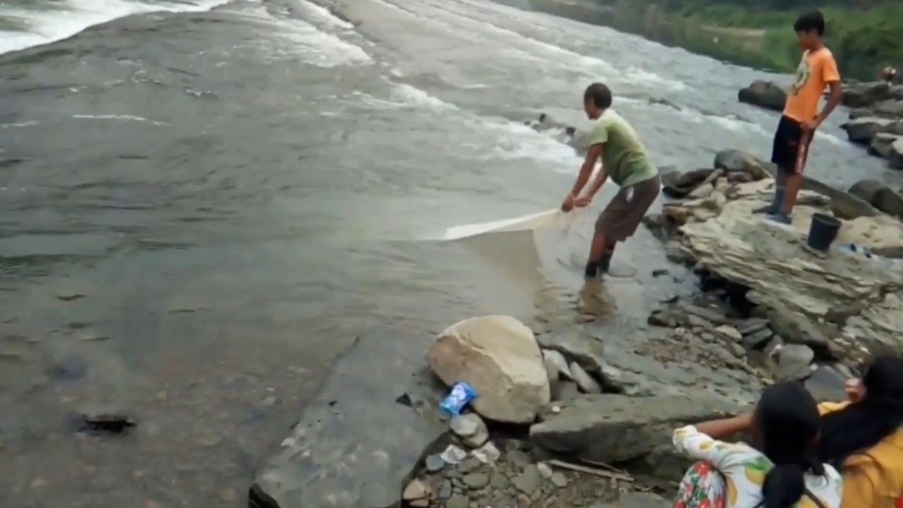 River cast net fishing.🐟