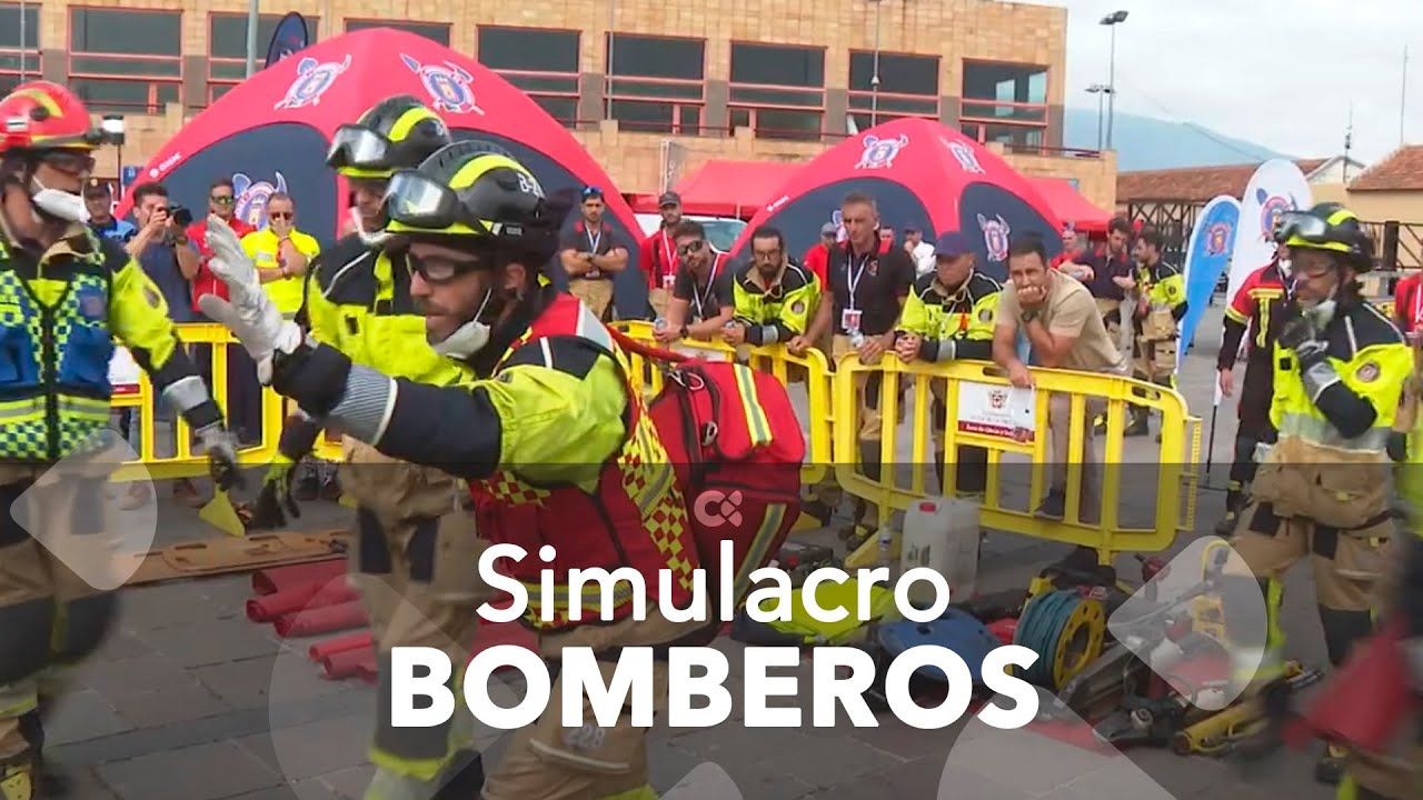 Los bomberos de Tenerife intervienen en un accidente simulado