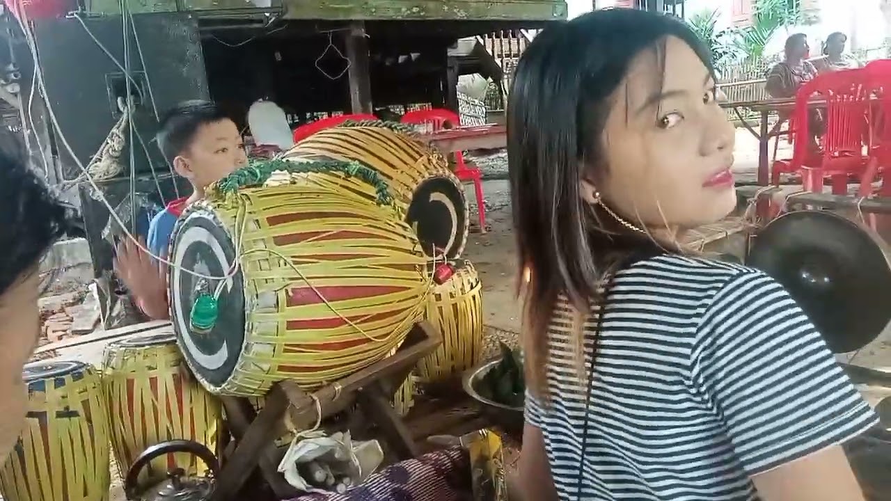 အဖွဲ့သားတွေ တီးခတ်မှုလေးပါ