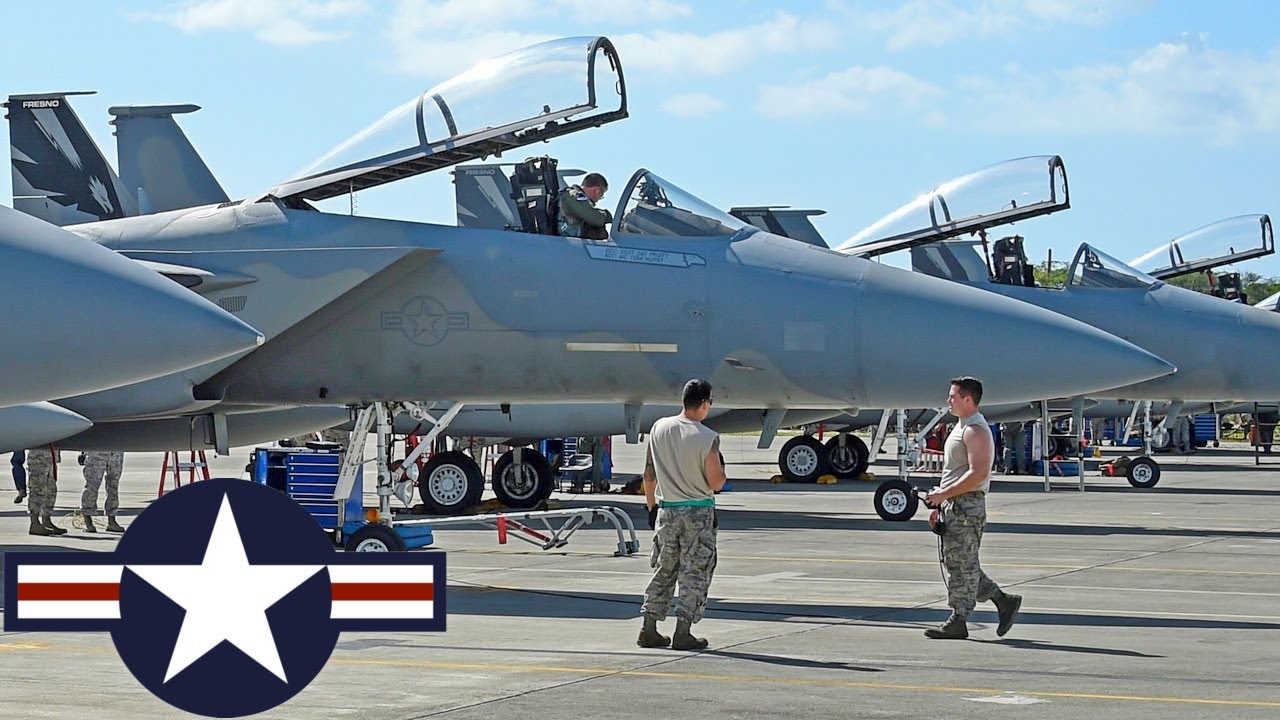 USAF. Powerful F-15, F-16 and F-22 fighters during combat exercises in Hawaii.