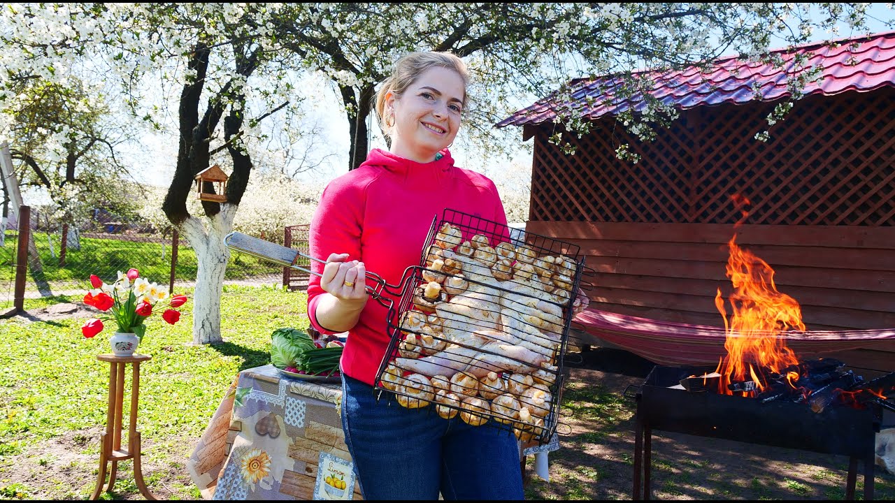 Готуємо картоплю з м'ясом на вогні та весняний салат. Що готувати на природі?