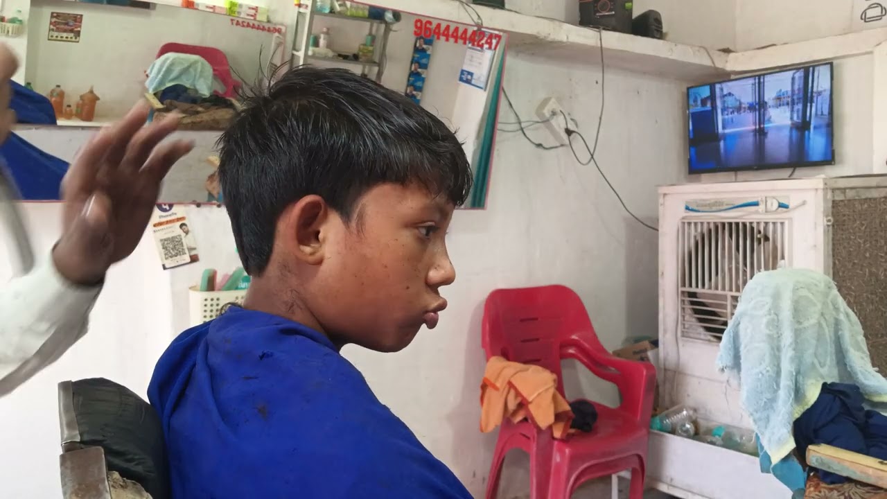 नवीन हेयर ड्रेसर में यादव जी 