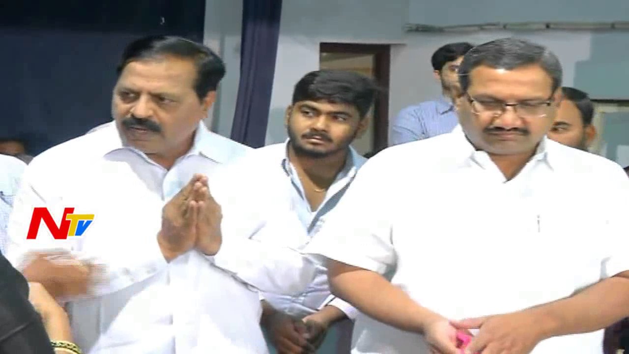 Minister Indrakaran Reddy Pays Homage to C Narayana Reddy || NTV