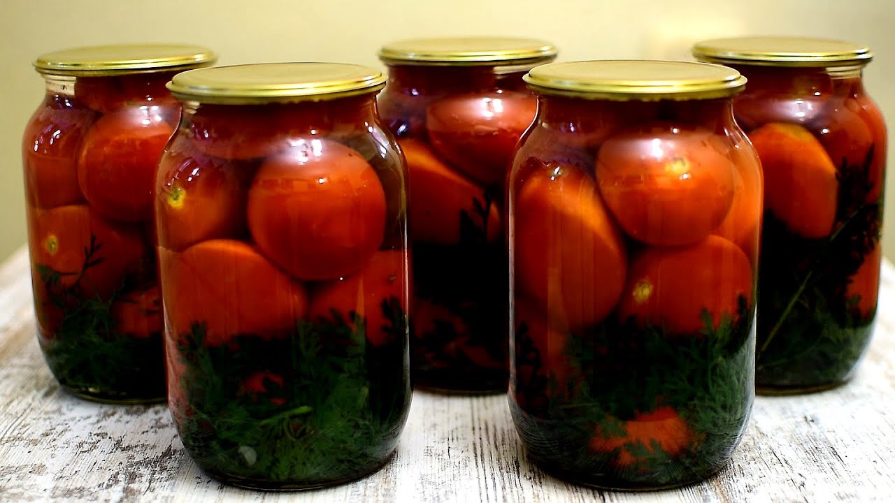 Еще один рецепт вкусных заготовок.  Сладкие  помидоры с морковной ботвой.