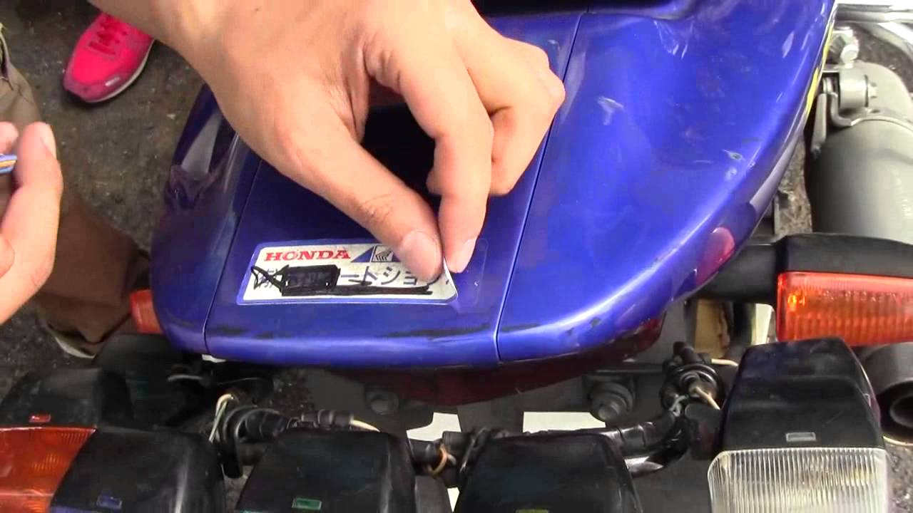 バイクのステッカーを綺麗に剥がす小道具