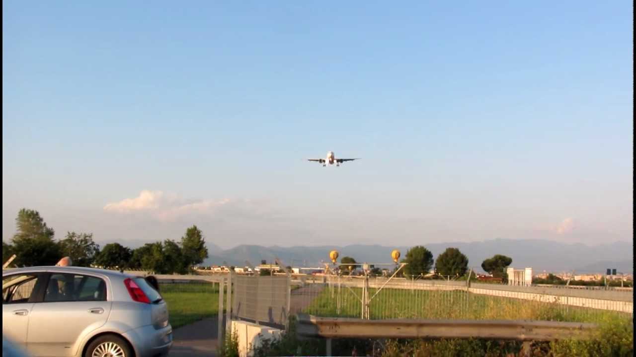 INCREDIBLE! World Best landing to Naples - Atterraggio incredibile a Capodichino