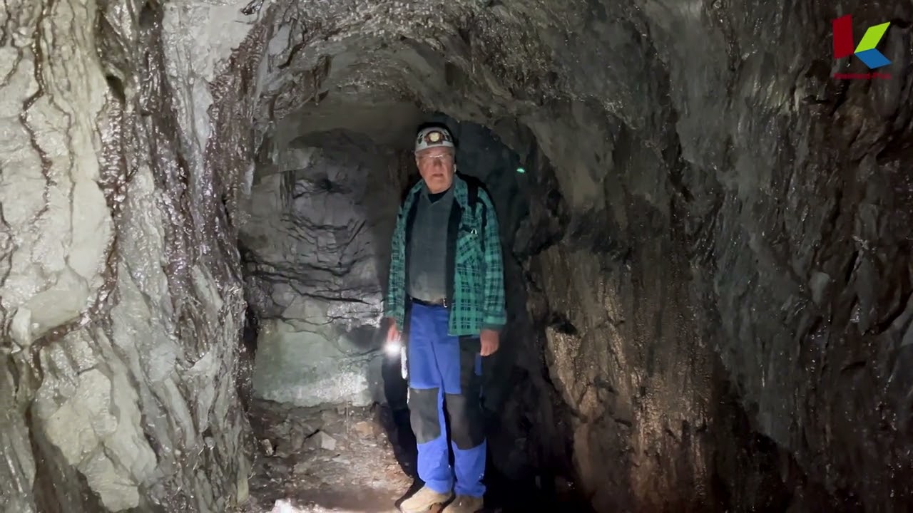 Wilfried Radloff vom Verein Kauber Schiefer e.V. stellt eine Abbaustelle im Bergwerk vor (2023)
