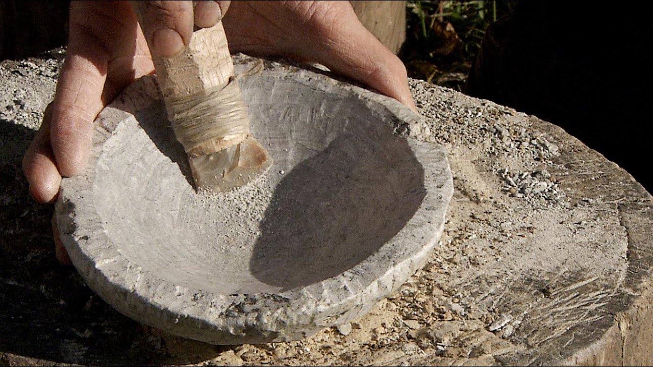 Fremstilling af fedtstenslampe fra Grønlands stenalder. Soapstone Lamp manufacture, Inuit, Greenland