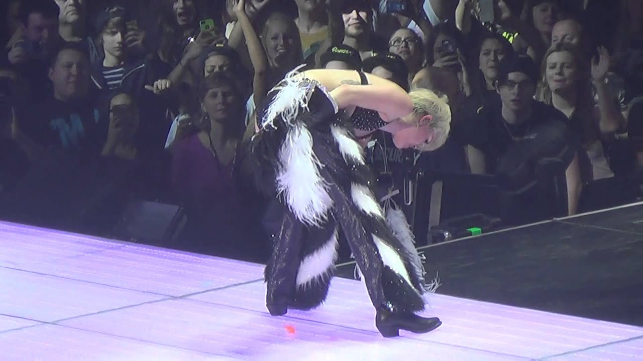 Miley Cyrus- Cant Be Tamed Bangerz VANCOUVER