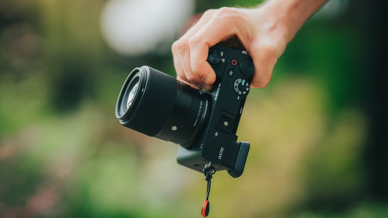 SIGMA 30mm F1.4 | ЛУЧШИЙ фикс-объектив для уличной фотографии [Sony A6400, A6700 и APS-C?!]