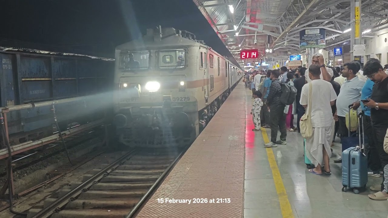 11311 Solapur - Hassan SF Express arrival at Kalaburgi Junction Railway Station | Train 