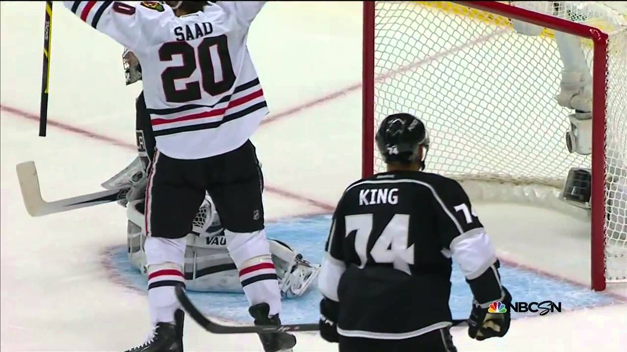 Patrick Kane's no-look pass allows Duncan Keith to tie it