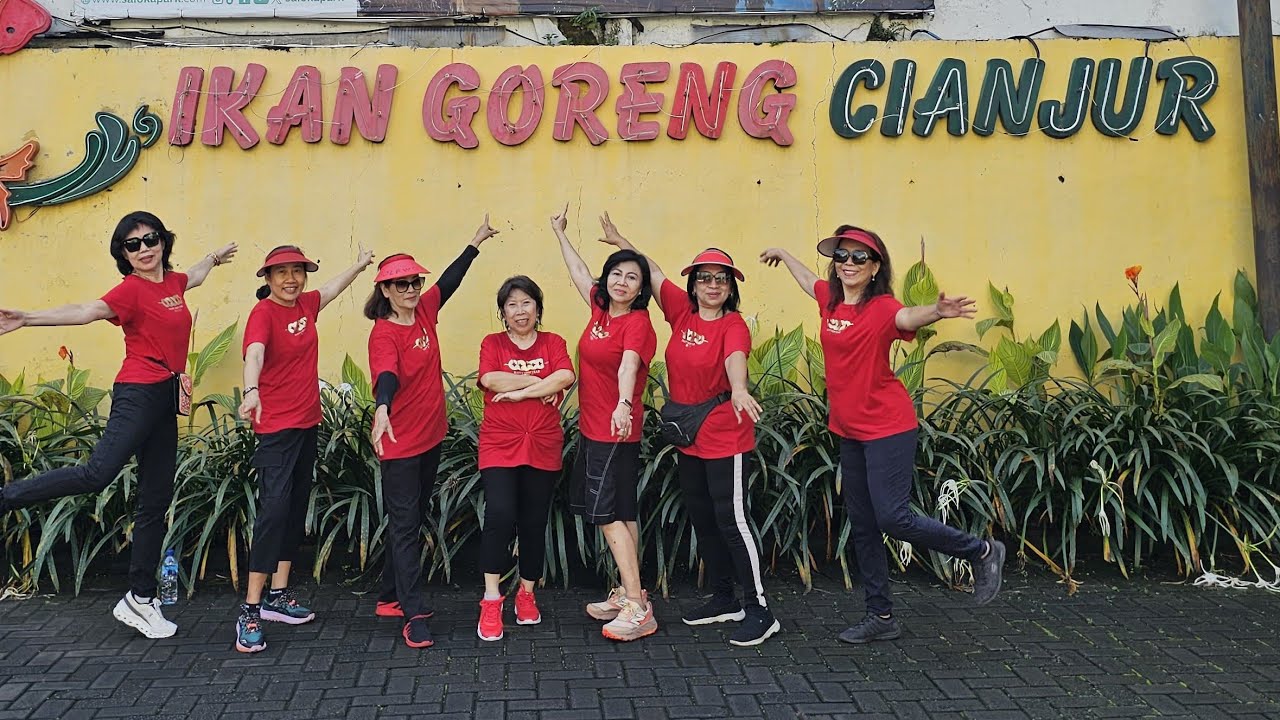 Makan Snack sebelum dan sesudah senam bersama Group Senorita Solo