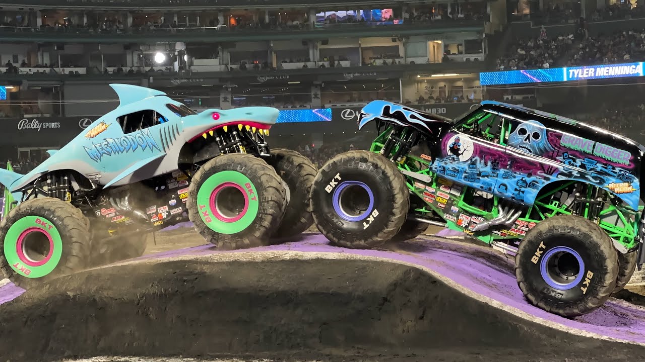 Monster Jam Superstar Challenge 2023 FINAL RACE - Grave Digger NITRO vs. Megalodon NEON - Anaheim CA