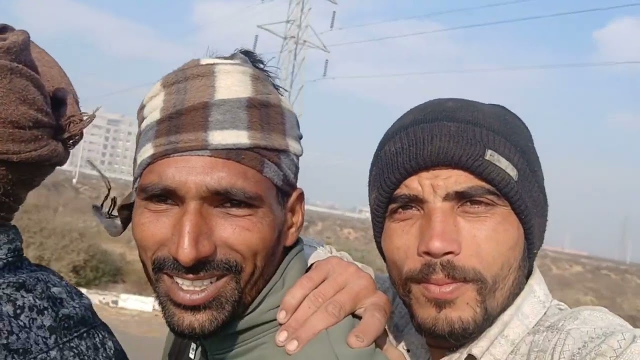 बड़ा मजेदार वीडियो देखो रास्ते मे क्या गिरा दिया
