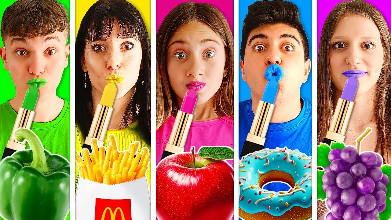 MANGIAMO SOLO CIBO DEL COLORE DEL ROSSETTO CON TUTTI I NOSTRI AMICI! 💄