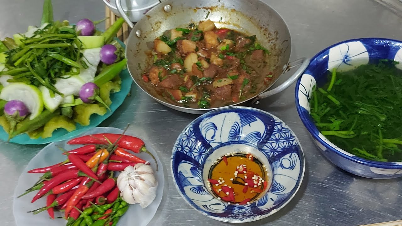 Bữa cơm cho gia đình khổ qua luộc chấm thịt kho và canh tần ô ngon tuyệt vời 