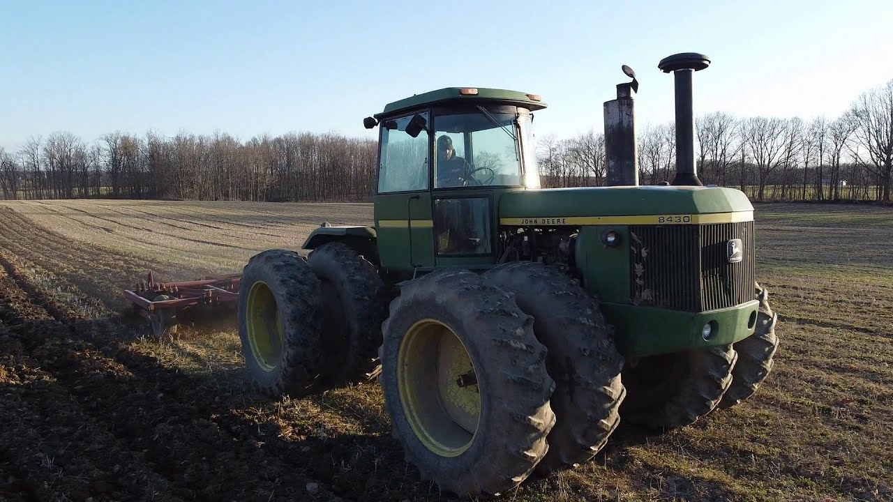John Deere 8430 4WD Chisel Plowing
