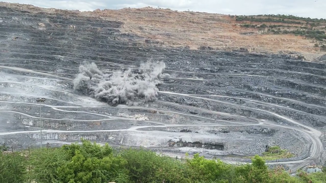 Mangampeta mine's Blasting #kadapa మంగంపేట గనిలో పేలుడు #కడప 