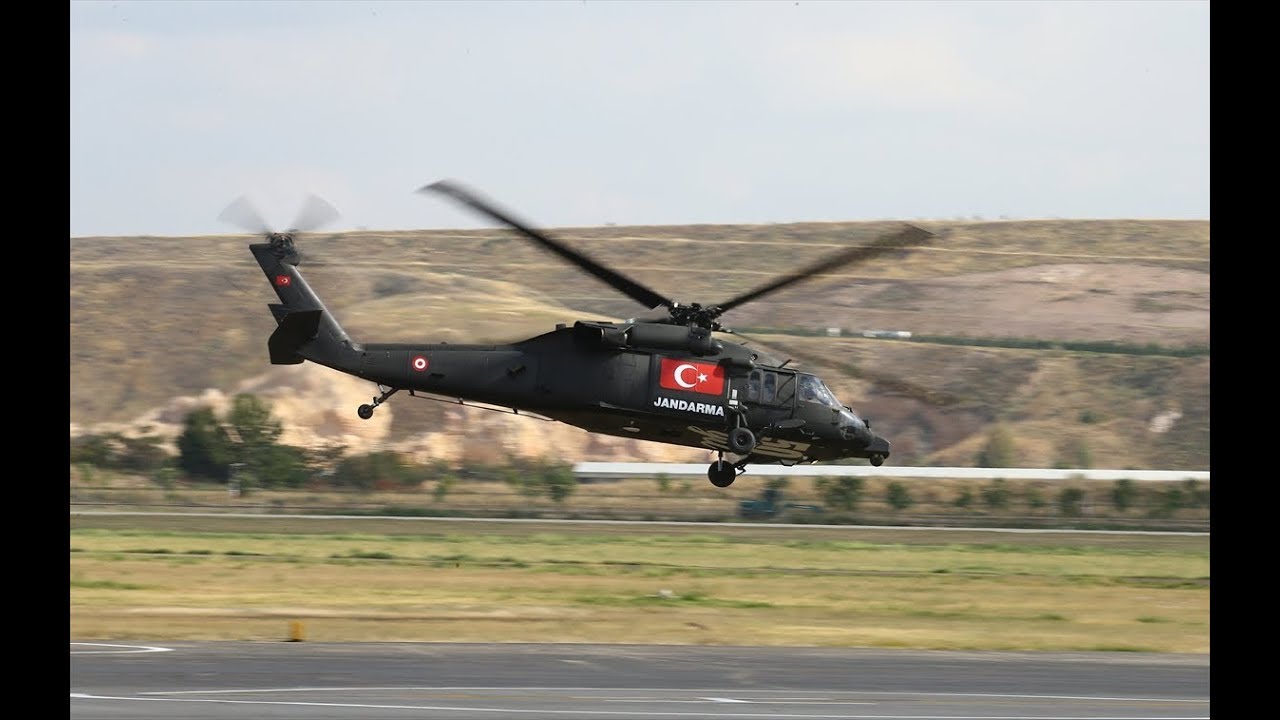 Jandarma pilotlarının Skorsky helikopterler ile gerçekleştirdiği nefes kesen gösteri