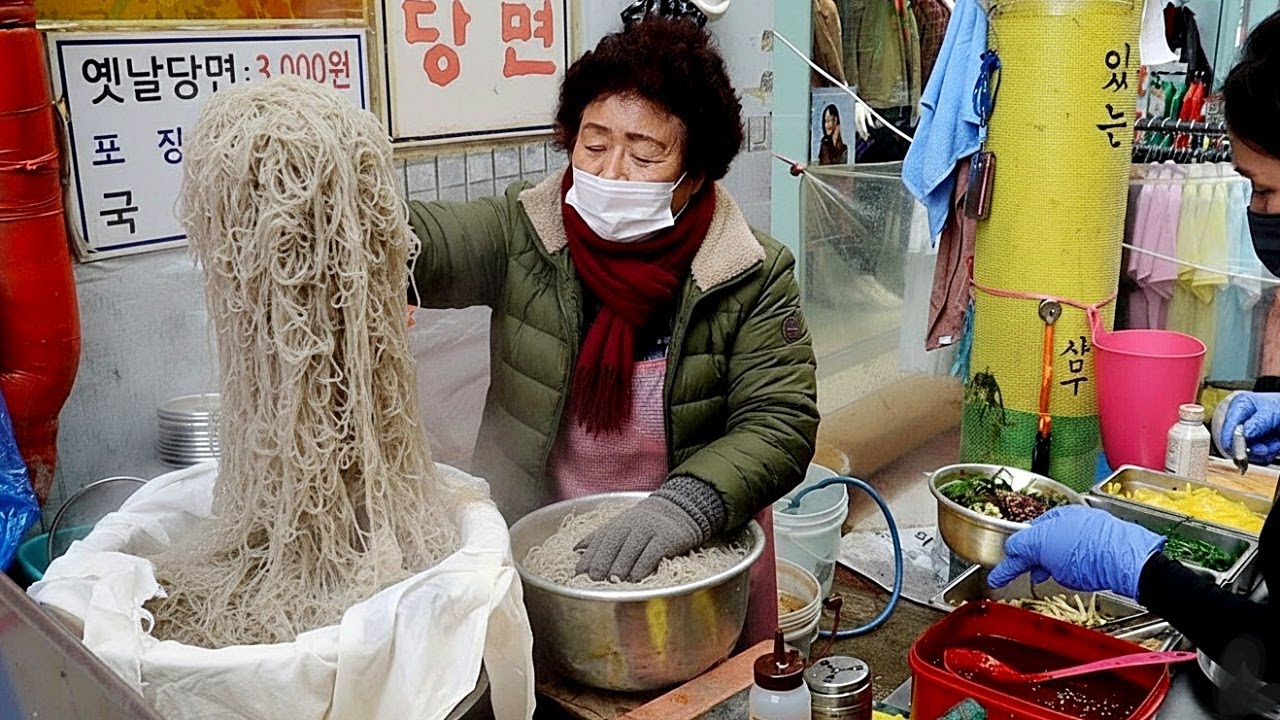 그냥 못 지나친다는 전설의 할매당면?! 40년 손맛의 정체 Korean street food