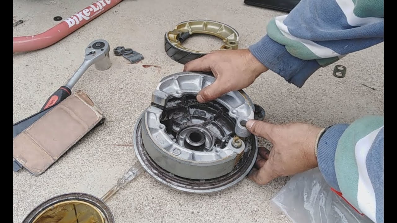 How to replace wheel damper and brake shoes on a motorcycle. Honda magna vf750c.