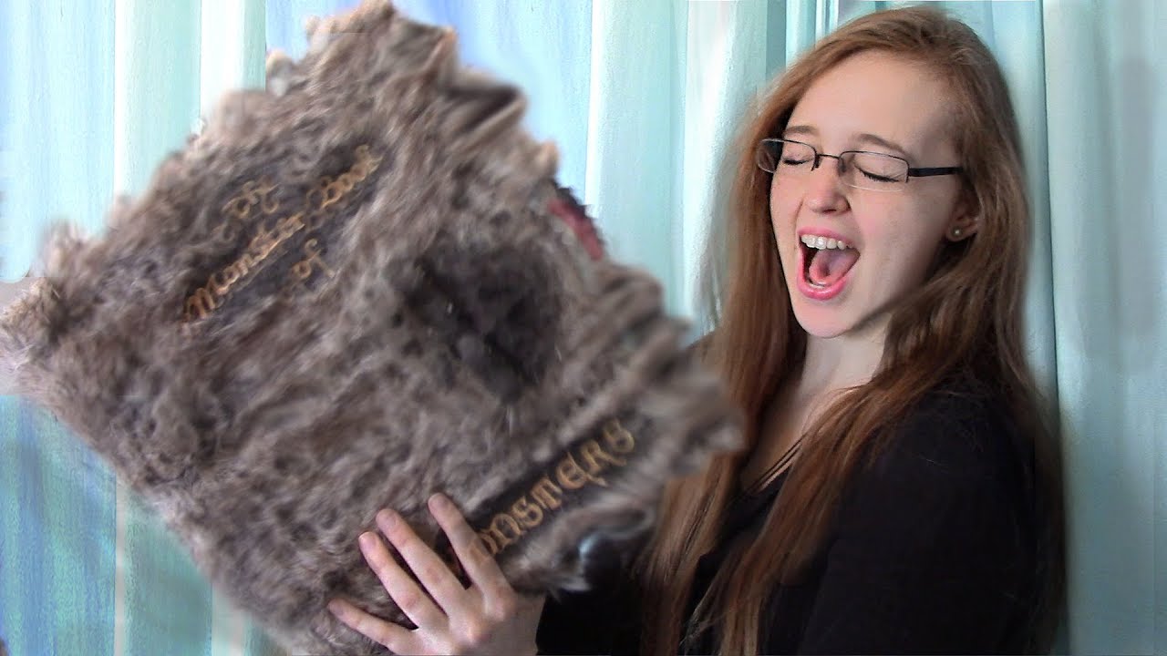 MONSTER BOOK of Monsters ATTACKS ME! &ndash; HARRY POTTER SHORT MOVIE &ndash; Monsterbuch GREIFT mich an!