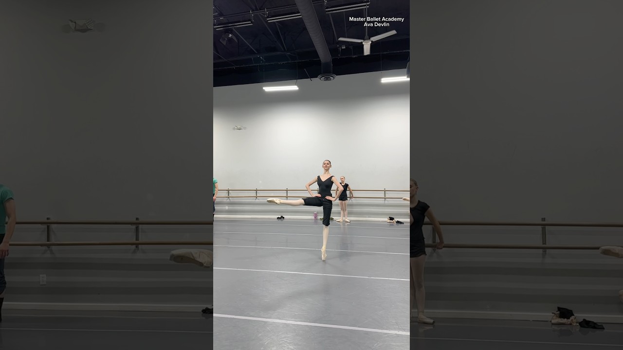 With a little surprise in the background 😱⭐️✨👏 #ballet #ballerina #dance #dancer