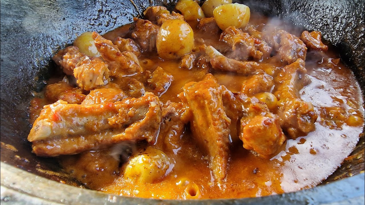 Neįtikėtini šonkauliai aluje su bulvėmis  – troškinam kazane grilis  Kamado Bono
