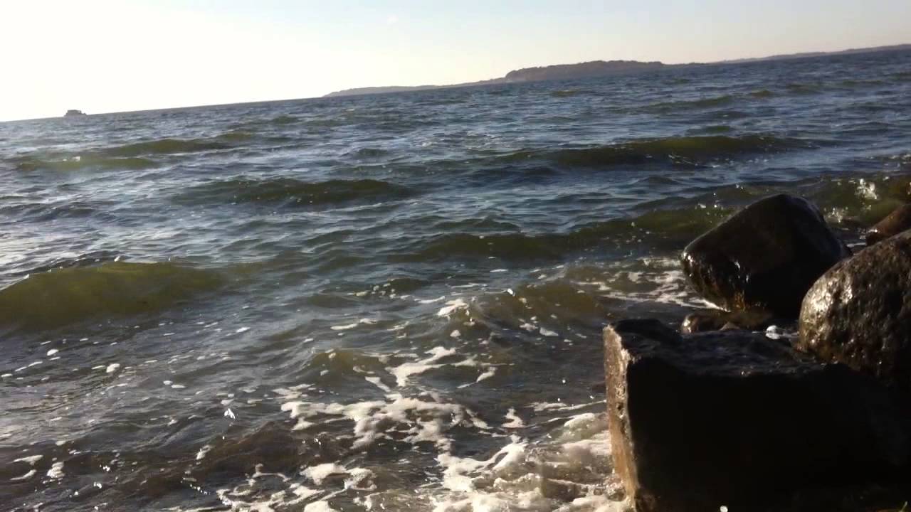 Wo de Ostseewellen trecken an den Strand