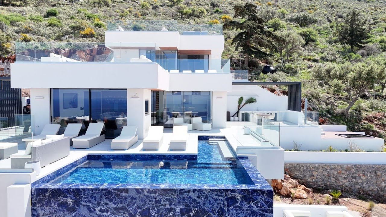 Α SUPER HIGH-END VILLA IN KOKKINO CHORIO