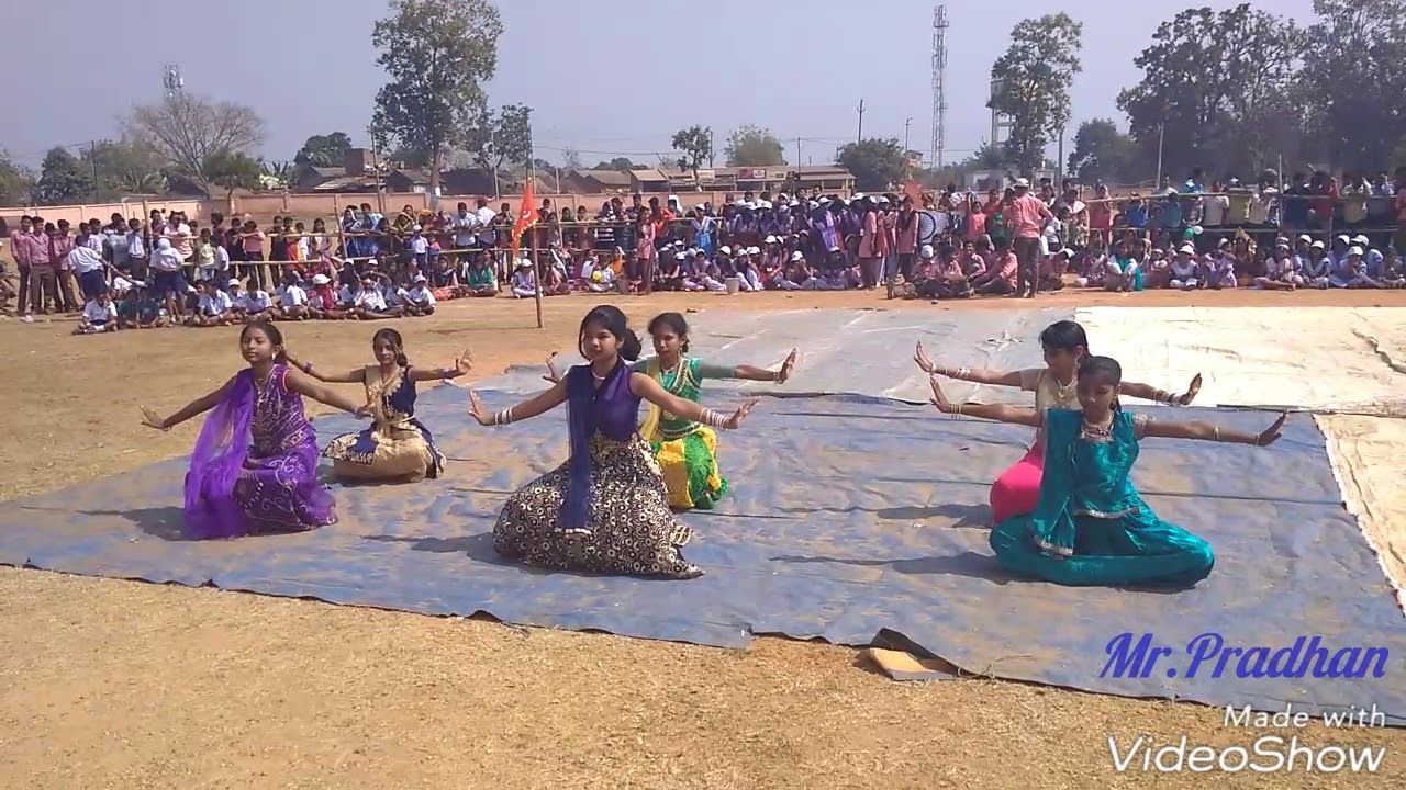 Jis Desh Mein Ganga Rehta Hai (जिस देश में गंगा रहता है) dance performed by the students