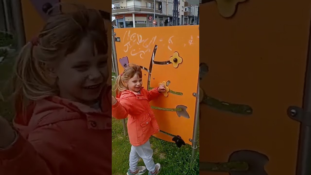 Виолетта гуляет на площадке и радует своих зрителей!
