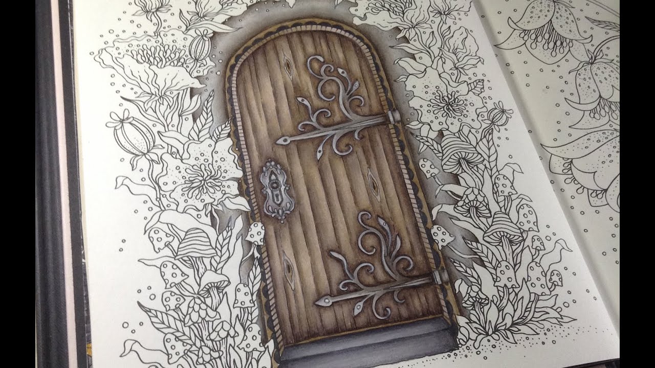 SOMMARNATT by Hanna Karlzon - coloring a wooden door - part 2