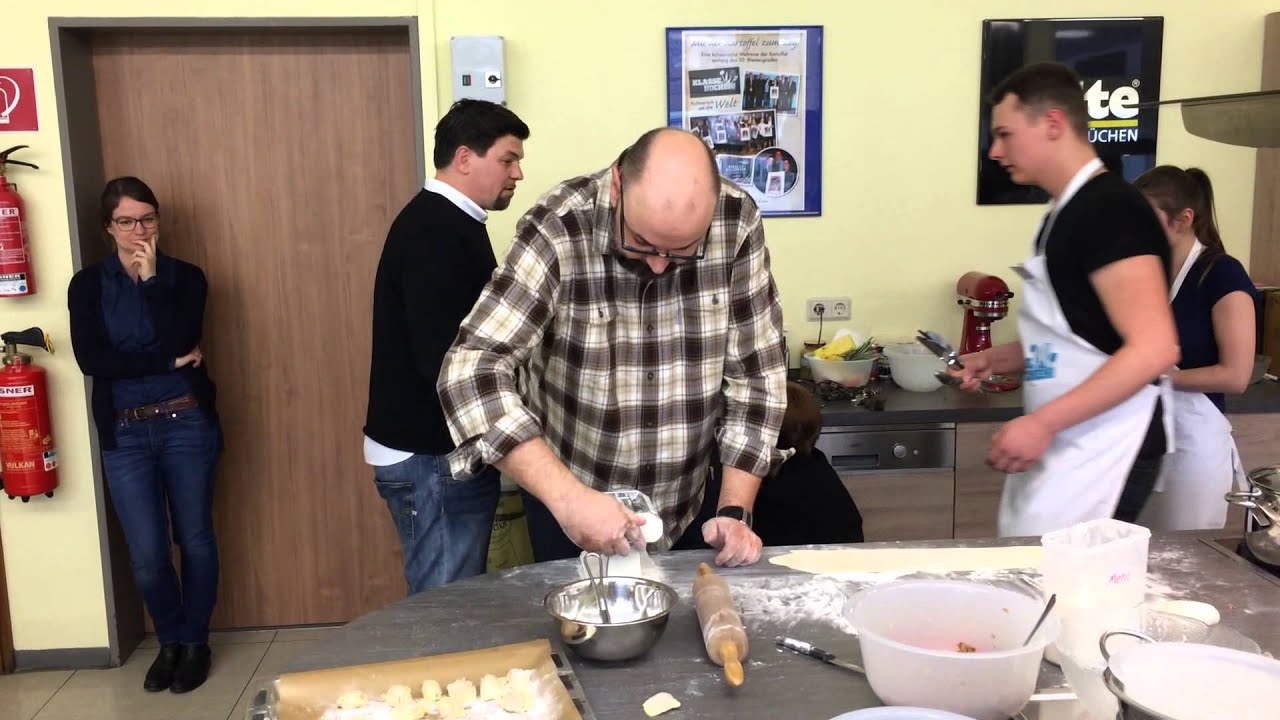 Fernsehkoch Tim Mälzer weiht Lernküche an Bernkastel-Kueser Realschule plus ein