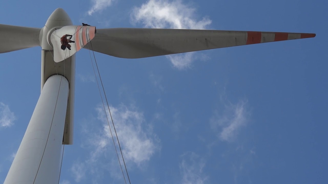 Wind turbine blade inspection rope access