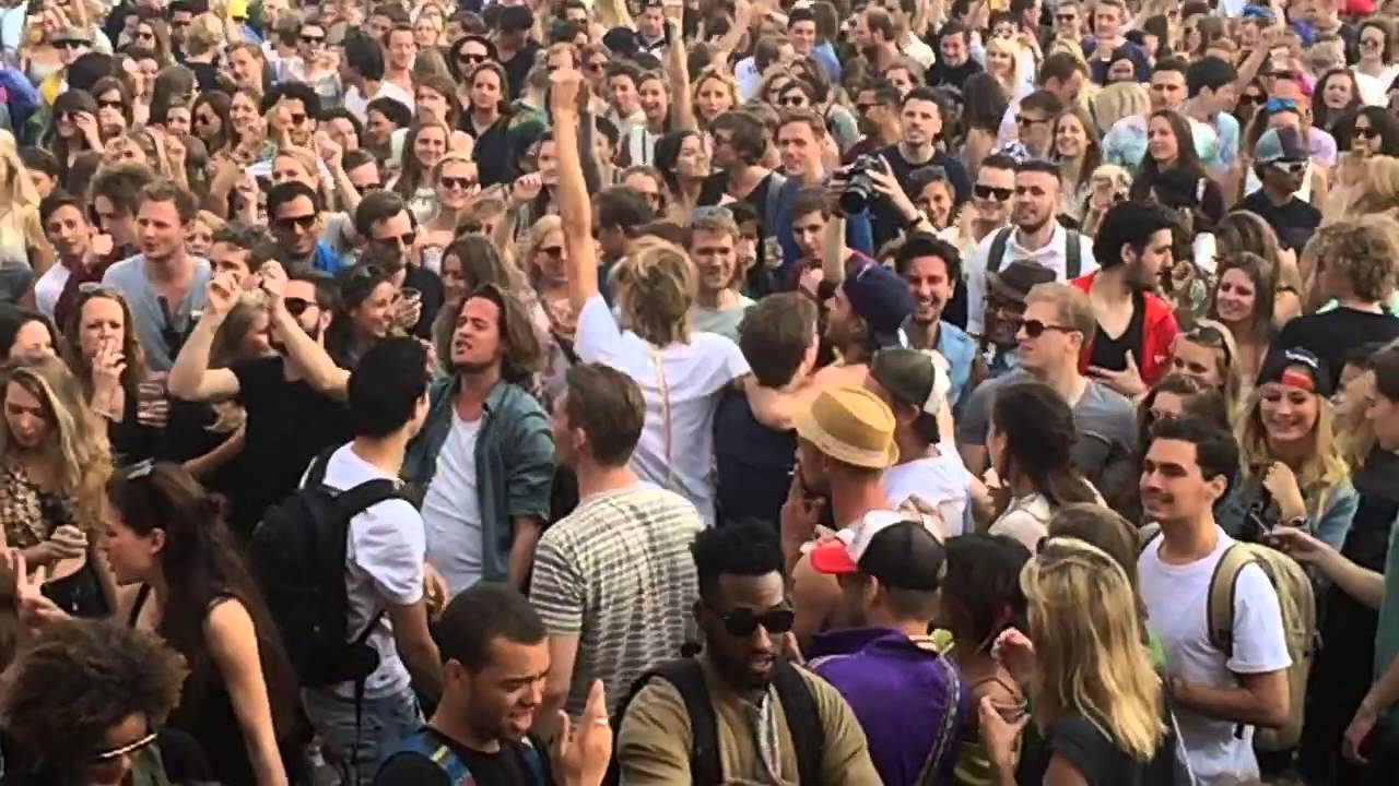 Hitmeister Pim stagedivet @ Het Partyfestival 2014