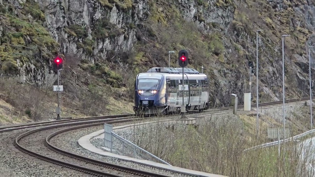 BM93 15 i tog 477 ved Langstein 17.04.25