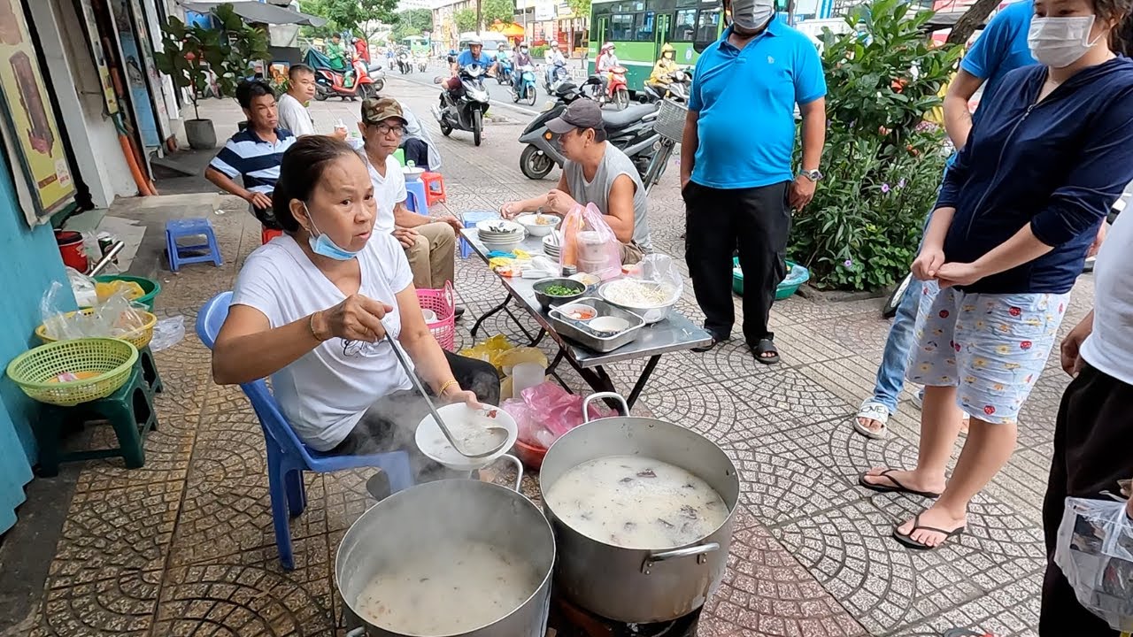 Quầy cháo giò heo mộc mạc hỏi ra mới biết hơn 60 năm bán lúc tờ mờ sáng, giá chỉ từ 10k/tô