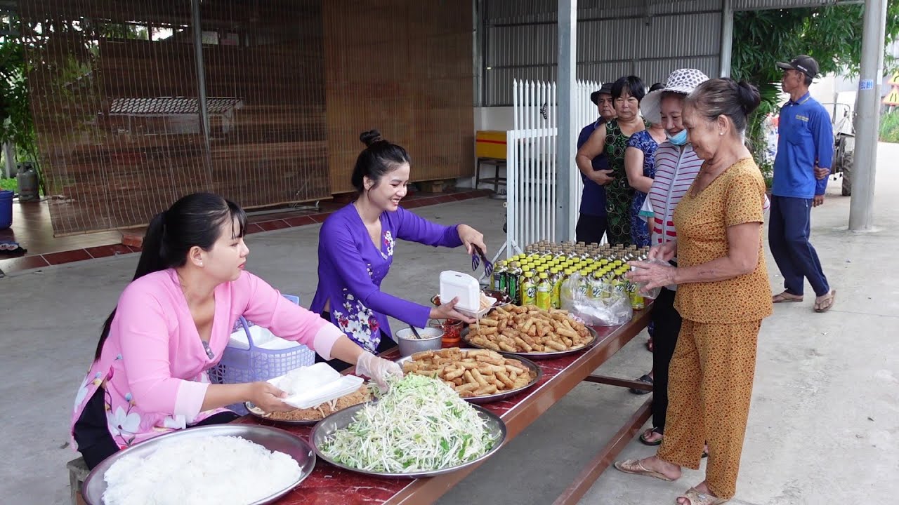 Ngày Mùng 1 Bà Con Đông Vui đến nhận 100 Phần Bún Chả Giò Chay từ Dì Ngọc Trinh gửi tặng | HQ #1375