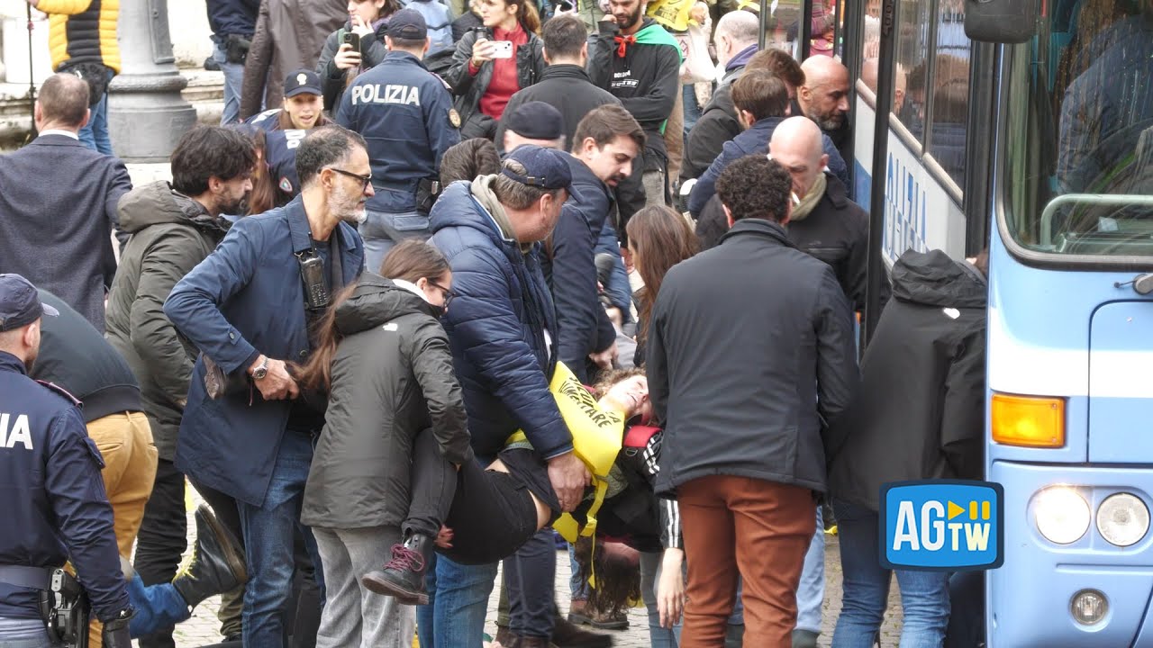 Blitz ambientalista, scaricato letame davanti al Viminale