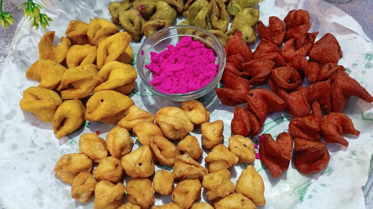 होली स्पेशल रंग बिरंगी नमक पारे simple and easy trick #holispecial#namkeen#comment#like#cooking