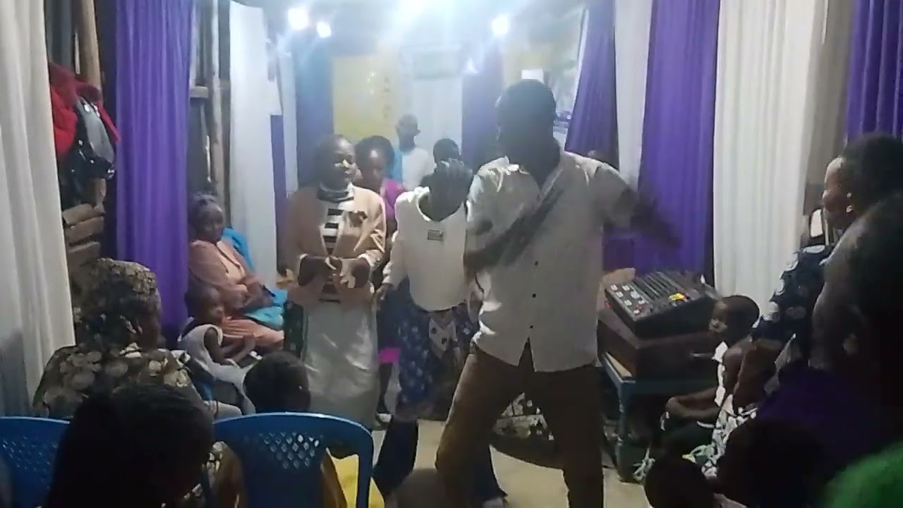 Caleb king'oo performing IKA KYAMA live at mlolongo...wah hii nayo imeweza ya leo mpaka roho inashuk