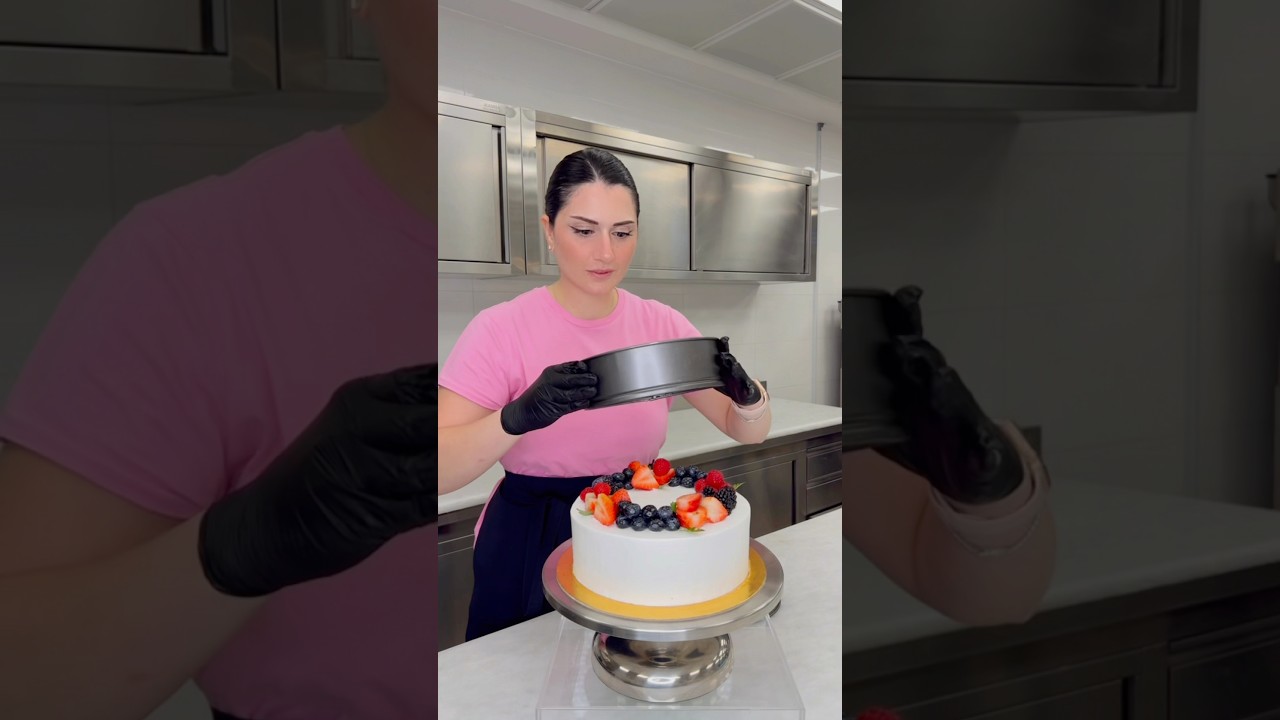 زبونة ارسلت صينية الكيك حقتها وطلبت نحط لها كيك جاهز داخله ، قصص العرسان ما تخلص 😂 #cake